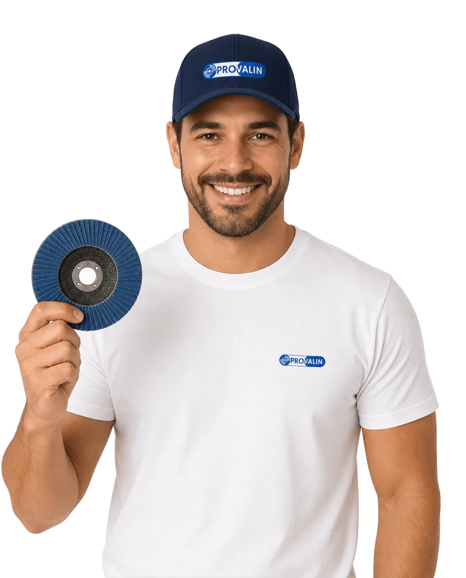 Colaborador da Provalin segurando um disco flap