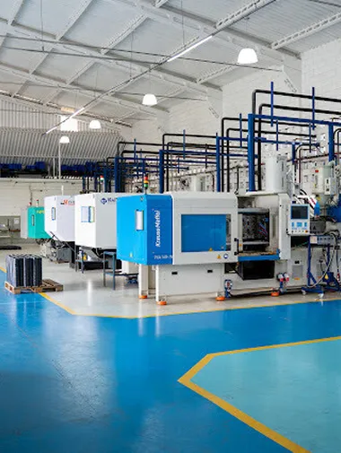 Parque industrial da Provalin com as injetoras da linha de produção